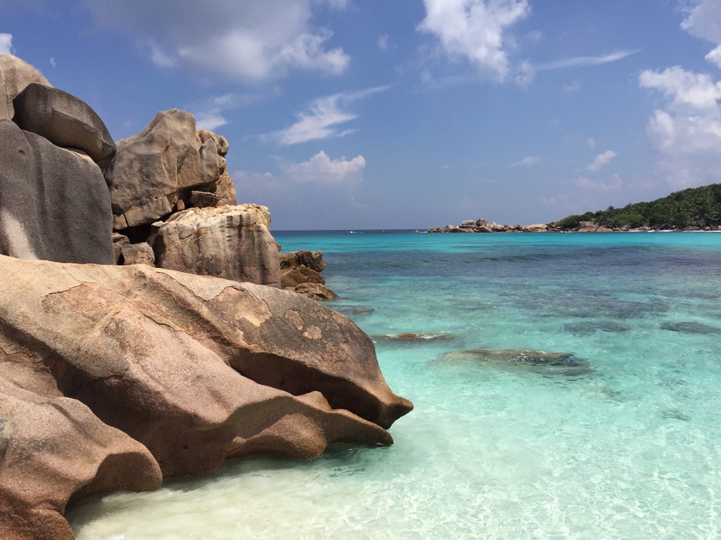 Blick auf Seychellensteine und Meer seychellen-reisetipps