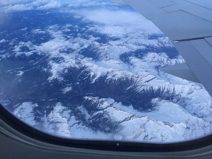 Blick auf schneebedeckte Berge aus Flugzeug