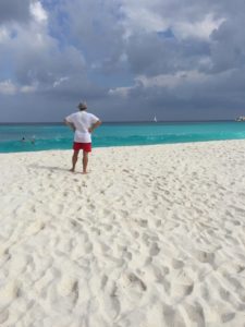 Dunkle Wolken, weisser Sand und türkisfarbenes Wasser auf La Digue, Seychellen